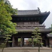 屋根に鯱みたいなツノのある二階建ての山門