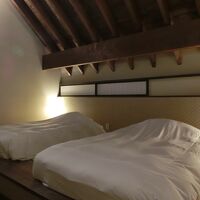 階段を上がりベッド