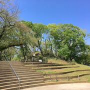 大きな築山の公園