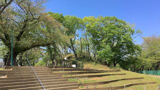 大きな築山の公園