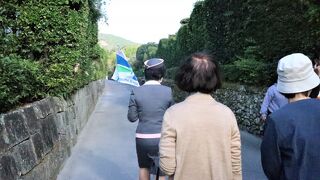 定期観光バスのガイドさんが案内