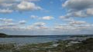 岩場に囲まれたビーチ