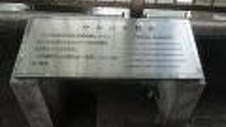 見える清洲橋は美しいのだが、橋の周囲の景色は興ざめ