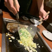 お店の人が　もんじゃ　は　作ってくれました