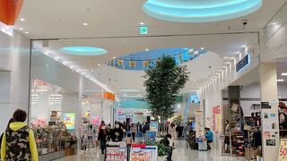 かつての廃墟モールが、今は賑わう明るいショッピングモールです。　琵琶湖がとてもキレイに見渡せます。