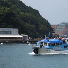 左奥の建物が水族館