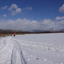 十勝の山並みを眺めながら滑走