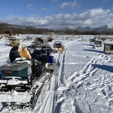 オーナーはスノーモービルで先導