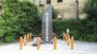 港湾労働者を供養する塔