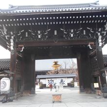 堂々とした門が またすごいです。