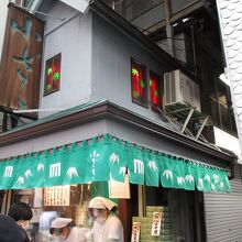 小さなお店に次々と顧客がやって来た