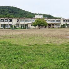 城郭の中の小学校