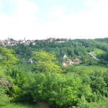 トップラー市長の夏の別邸近くの二重橋と村（2018年5月）