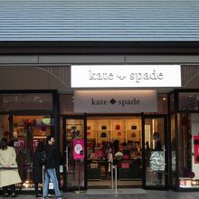 女性の親子がのぞいていました