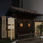 国道沿いに寺門のみ残っています。