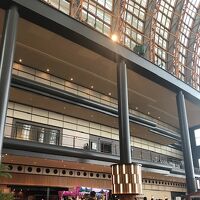 朝食会場です。天井が高くて素敵でした。