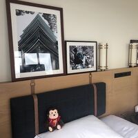 モダンです。枕元に絵画があると地震の時に怖いと思ってしまう。