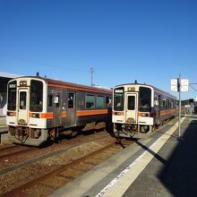 この駅では基本的に、必ず列車のすれ違いがあります。