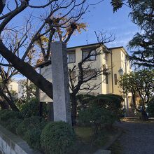 石碑が建っている