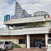 塩釜港にある複合施設。松島や周辺の島々への遊覧船やフェリーも出ています