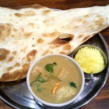 大きな焼きたてのナンとグリーンカレー