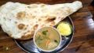 大きな焼きたてのナン