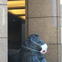 白いマスクのライオン像