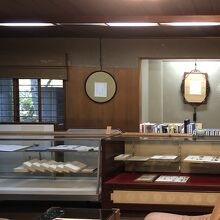 文人墨客の色紙などが多数展示されています