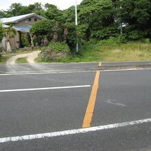 県道６１９号線白水集落にある東経１３０度線（黄色い線）