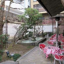 暖かくなったらガーデン席も良いですね