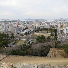 中央部の広場が「市民ひろば」