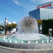 観光客を迎える広場