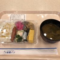 朝食の弁当。味噌汁は給仕してくれた。