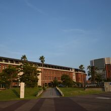 ポーアイしおさい公園の東側に位置する神戸学院大学