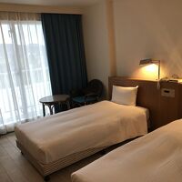 コンセントが少ない＆ベッドはあまり良いものではない