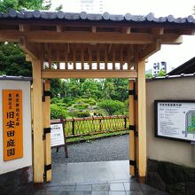 北側のエントランス