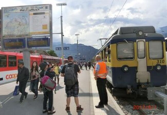 グリーンデルワルト駅に着くとインターラーケン行きのBOB登山鉄道の青い車両が入線していた