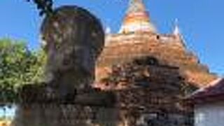 大きな古い仏塔があるお寺