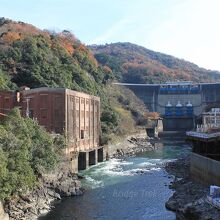 白虹橋より堤体を望む　左は志津川発電所跡