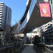 高速道路下の商店街です