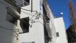 幅の狭い教会です