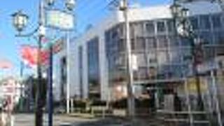 ドラッグストアが目立ちます