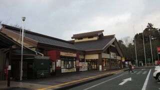 かつてはレストランだった様ですが現在はフードコートとなっています。つまり休憩だけでも利用可能