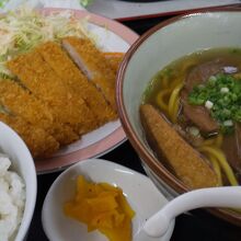 ジューシーなしの白いご飯のとんかつそば定食