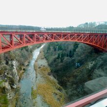 この赤い橋からこの列車の下の景色が凄いらしい
