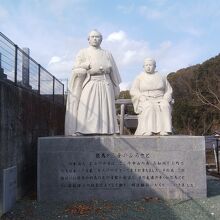 龍馬と乙女さんの銅像があります。