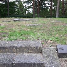 …塔の基部や柱を支えていたらしき礎石が残っていました。