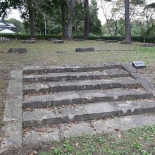 金堂跡の石段や礎石。