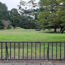柵の外側から見ると、緑濃い史跡公園になっているのがありあり。