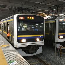 千葉駅にて、左側内房線、右側外房線209系